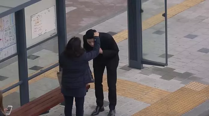 新鮮人面試求救路人:「教我打領帶好嗎?」伯伯趕公車卻停下腳步...最後一位婆婆惹哭網友!