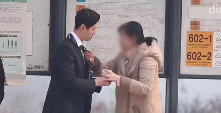 新鮮人面試求救路人:「教我打領帶好嗎?」伯伯趕公車卻停下腳步...最後一位婆婆惹哭網友!