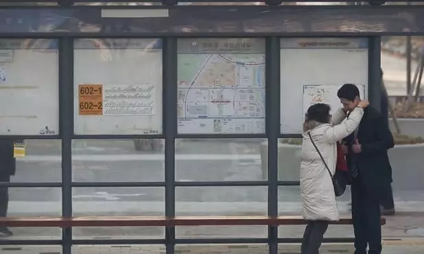 新鮮人面試求救路人:「教我打領帶好嗎?」伯伯趕公車卻停下腳步...最後一位婆婆惹哭網友!