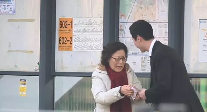 新鮮人面試求救路人:「教我打領帶好嗎?」伯伯趕公車卻停下腳步...最後一位婆婆惹哭網友!