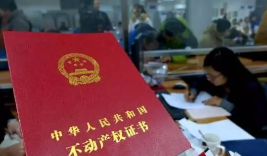 弟弟結婚裝修房子,我打算送套傢具,在商場刷卡時,我愣在原地