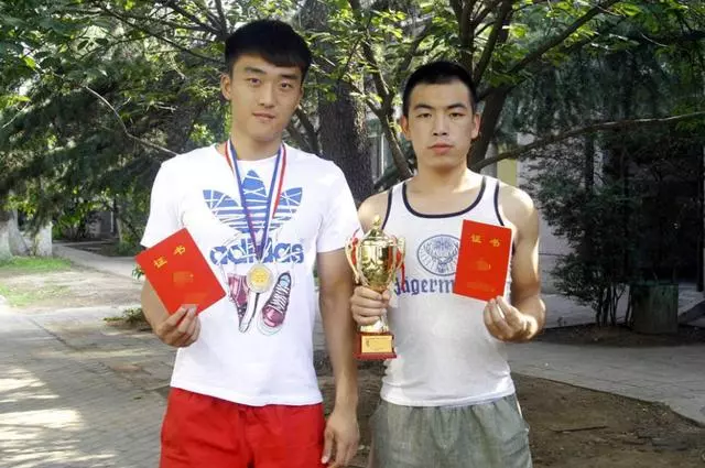 同學借我五萬去創業,五年後他給我寄來張卡,一查餘額我愣住了