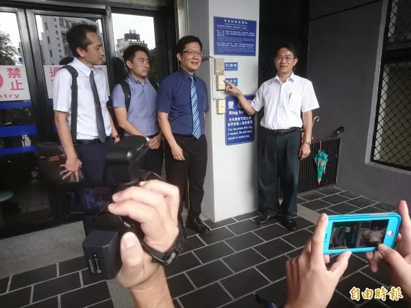 盧秀燕「回娘家」拜票 自嘲帶「兩串蕉」