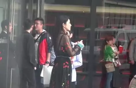 雙喜臨門?大婚在即的苟芸慧兩次去買孕婦產品還改穿低跟鞋!
