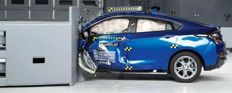 年輕人開車事故死亡率比你想得還高!哪些是買車時必需安全配備?