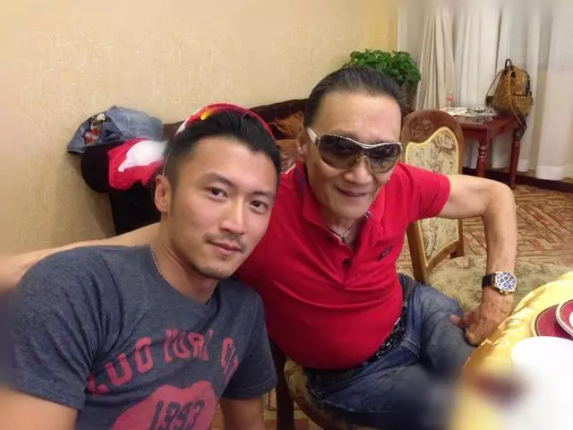 謝霆鋒曬82歲父親近照,謝賢罕見摘下墨鏡,笑容竟有幾分和藹!
