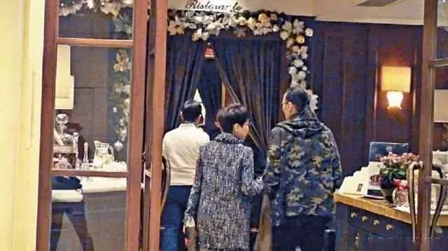 謝霆鋒曬82歲父親近照,謝賢罕見摘下墨鏡,笑容竟有幾分和藹!