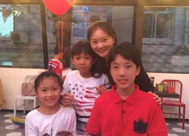 時隔26年,張藝謀首談:為何不娶廝守八年的鞏俐而選擇小31歲陳婷