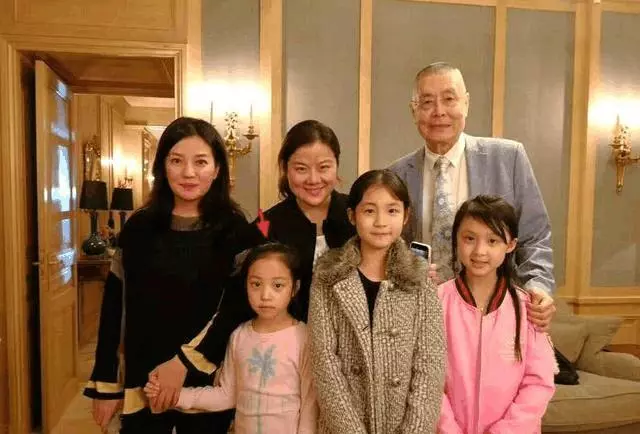 趙薇擺設豪華家宴,8歲女兒照曝光,眼睛可不是一般的漂亮!