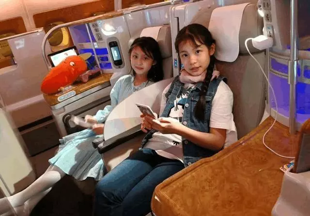 趙薇擺設豪華家宴,8歲女兒照曝光,眼睛可不是一般的漂亮!