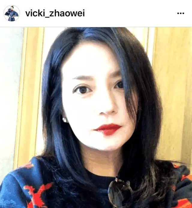 趙薇擺設豪華家宴,8歲女兒照曝光,眼睛可不是一般的漂亮!