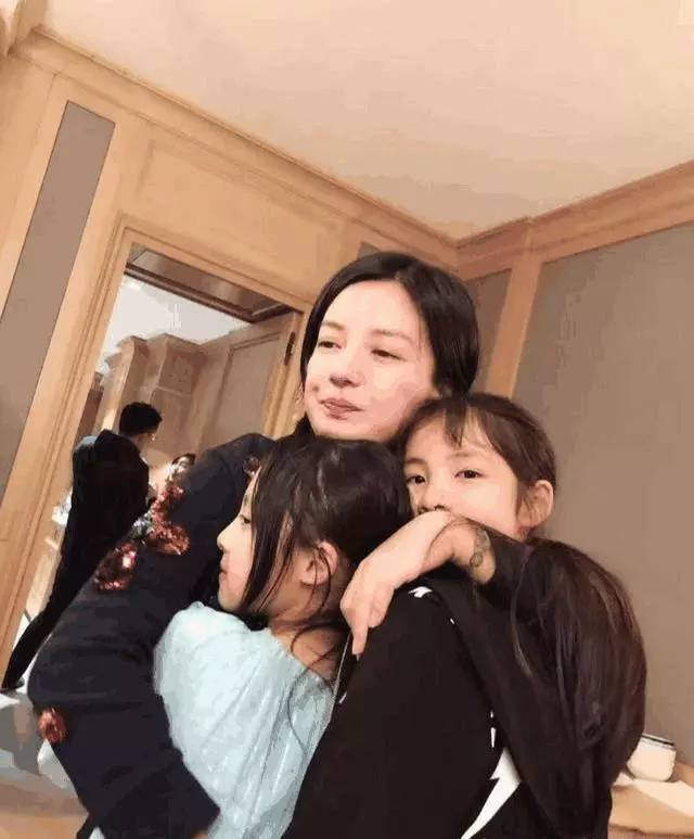 趙薇擺設豪華家宴,8歲女兒照曝光,眼睛可不是一般的漂亮!