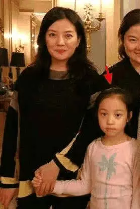 趙薇擺設豪華家宴,8歲女兒照曝光,眼睛可不是一般的漂亮!