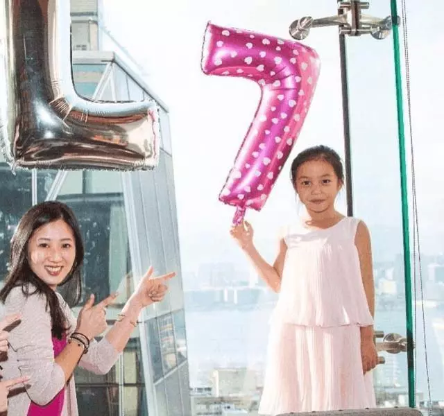 趙薇擺設豪華家宴,8歲女兒照曝光,眼睛可不是一般的漂亮!