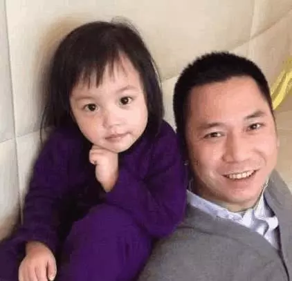 趙薇擺設豪華家宴,8歲女兒照曝光,眼睛可不是一般的漂亮!