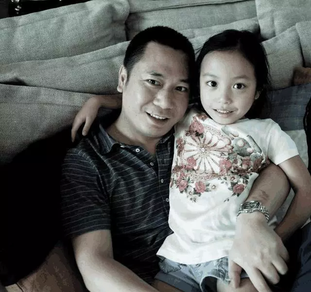趙薇擺設豪華家宴,8歲女兒照曝光,眼睛可不是一般的漂亮!