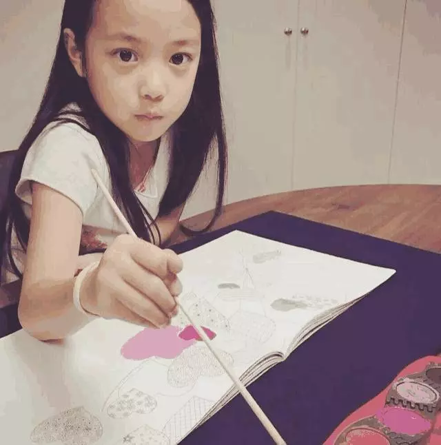 趙薇擺設豪華家宴,8歲女兒照曝光,眼睛可不是一般的漂亮!