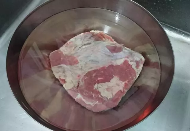 凍肉似石頭,別用水泡!二十年老保姆教我一招,快速解凍不損口感!