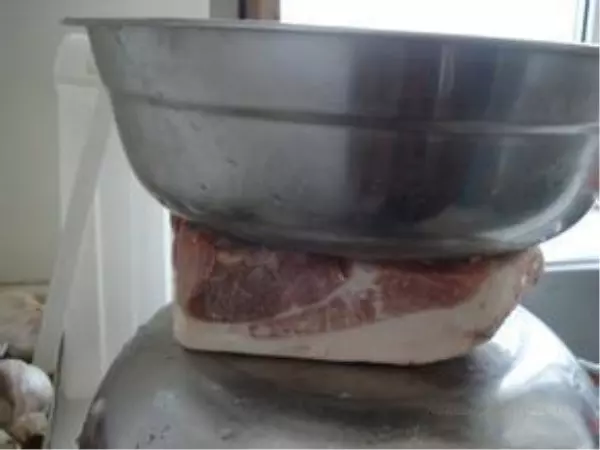 凍肉似石頭,別用水泡!二十年老保姆教我一招,快速解凍不損口感!