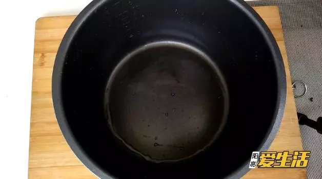 凍肉似石頭,別用水泡!二十年老保姆教我一招,快速解凍不損口感!