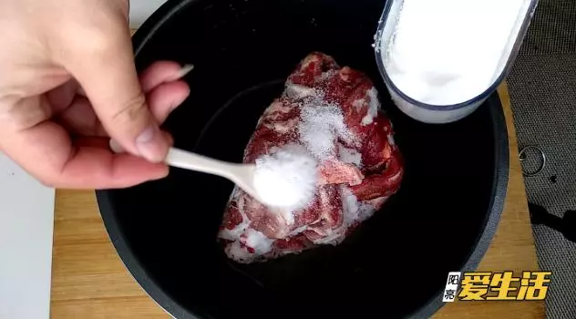 凍肉似石頭,別用水泡!二十年老保姆教我一招,快速解凍不損口感!