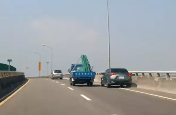 影/鬼切哥鑽洞「抖一下」路肩超車!10秒車尾燈消失 網友竟戰翻他