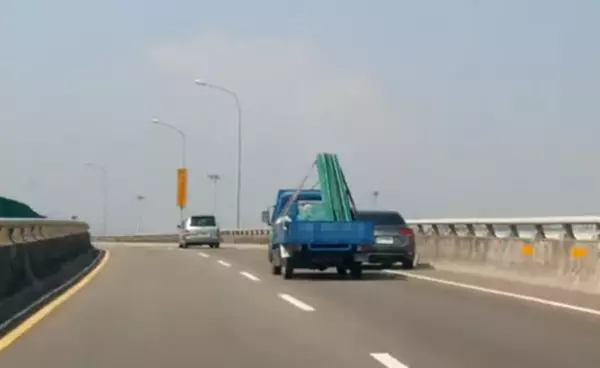 影/鬼切哥鑽洞「抖一下」路肩超車!10秒車尾燈消失 網友竟戰翻他