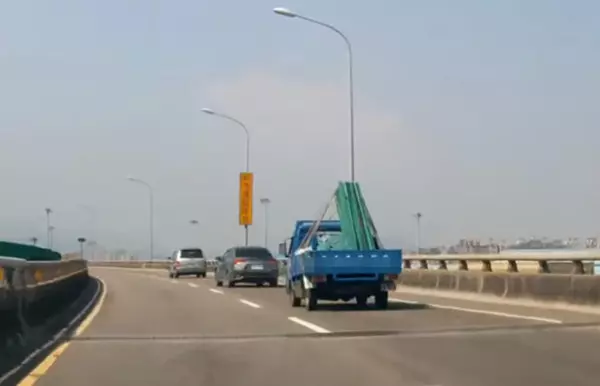 影/鬼切哥鑽洞「抖一下」路肩超車!10秒車尾燈消失 網友竟戰翻他