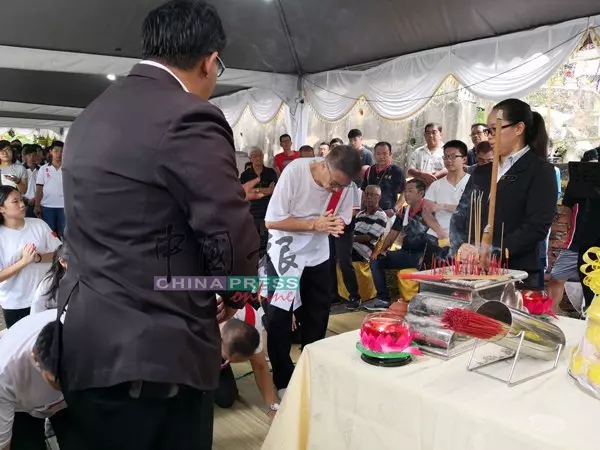 岳父侯清棋舉殯 吳孟達走400公尺送終 -