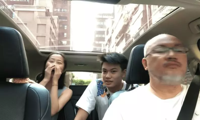 媽媽難為!趙小僑為繼子「早起做飯」送去學校 對方下車後講出父母心聲 -