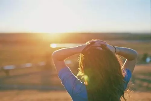 妹妹代替姐姐遠嫁 丈夫將錯就錯對她疼愛有加!三年後「寄來一物」讓姐姐悔不當初 -