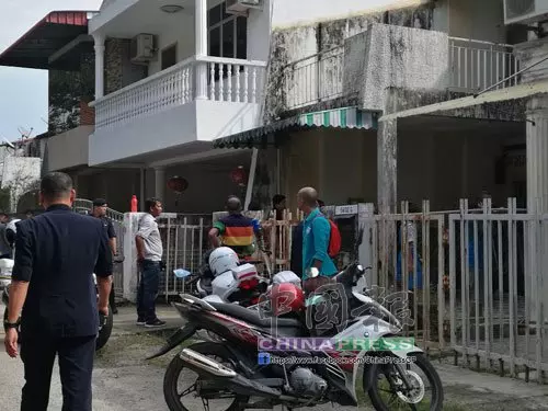 馬國一家三口慘遭活活砍死!警方現全國追捕他,大力share出去!