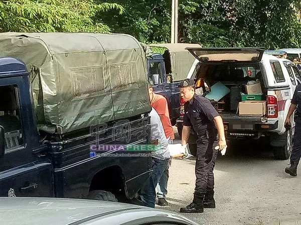 馬國一家三口慘遭活活砍死!警方現全國追捕他,大力share出去!