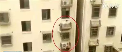 女童懸在高樓 2男徒手爬4樓救人