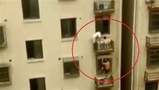 女童懸在高樓 2男徒手爬4樓救人
