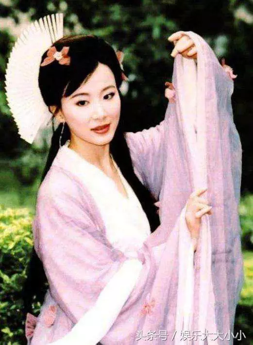50歲的蕭薔,60歲的趙雅芝,70歲的潘迎紫,都輸給了自然老去的她