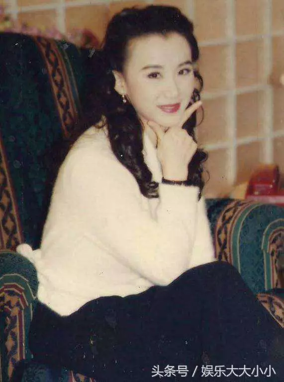 50歲的蕭薔,60歲的趙雅芝,70歲的潘迎紫,都輸給了自然老去的她