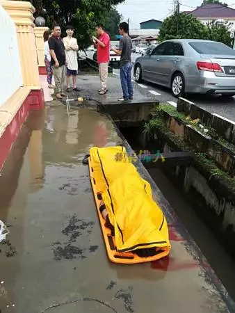 與轎車碰撞墜溝 共騎青年 1死1傷
