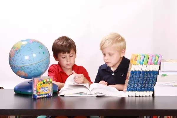 孩子常常自言自語和「幻想朋友」聊天?!爸媽們別害怕,精神科醫師:這很正常!