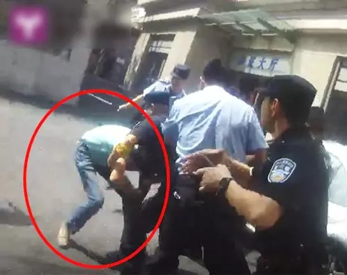民警抓嫌犯被割喉 傷口差3公分割到動脈