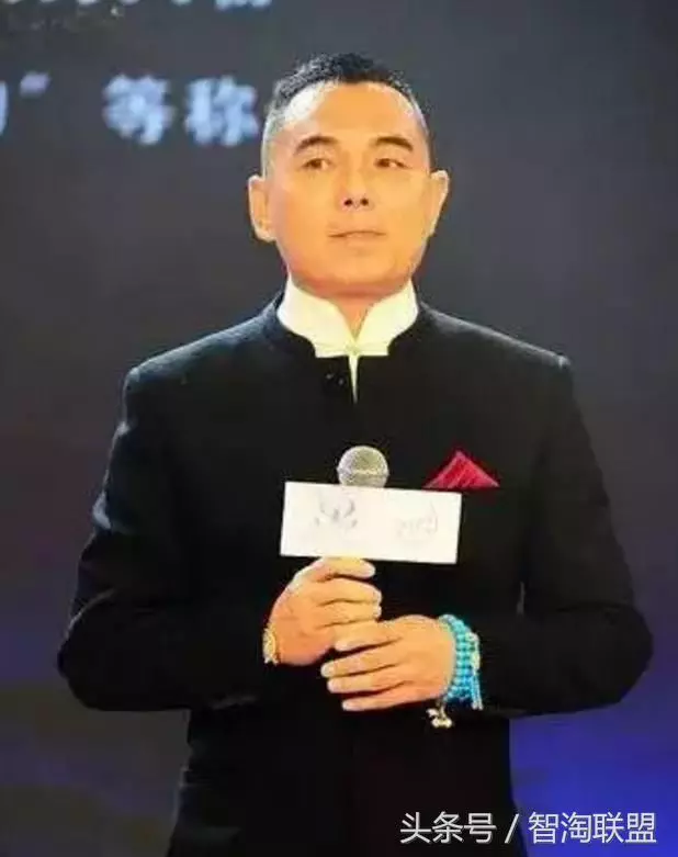47歲鍾麗緹現身紅毯,綠色開叉裙平淡無奇,轉身瞬間全世界靜止了