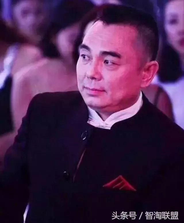 47歲鍾麗緹現身紅毯,綠色開叉裙平淡無奇,轉身瞬間全世界靜止了
