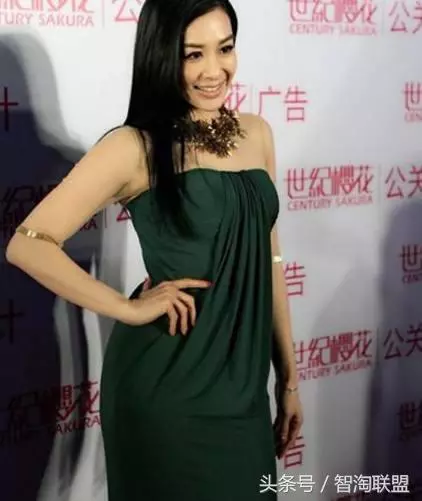 47歲鍾麗緹現身紅毯,綠色開叉裙平淡無奇,轉身瞬間全世界靜止了
