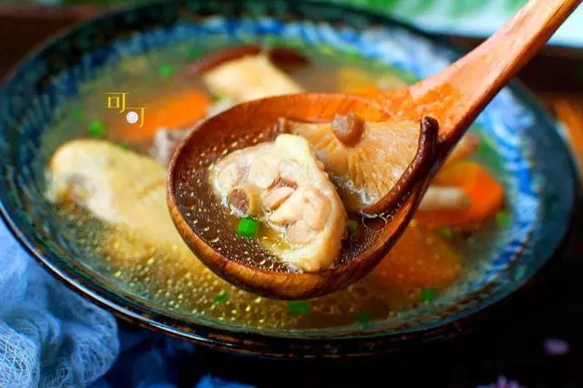 秋天貼秋膘,燉一鍋香濃美味、不失營養的雞湯,配這兩樣食材真香