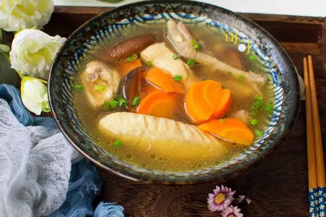 秋天貼秋膘,燉一鍋香濃美味、不失營養的雞湯,配這兩樣食材真香