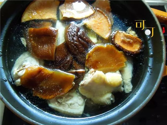 秋天貼秋膘,燉一鍋香濃美味、不失營養的雞湯,配這兩樣食材真香