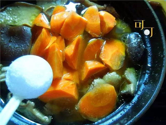 秋天貼秋膘,燉一鍋香濃美味、不失營養的雞湯,配這兩樣食材真香