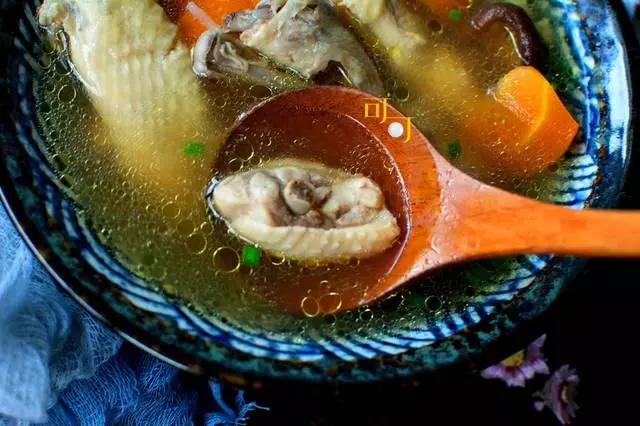 秋天貼秋膘,燉一鍋香濃美味、不失營養的雞湯,配這兩樣食材真香