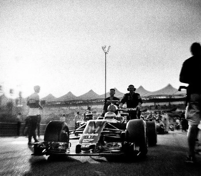 30張「104年歷史相機拍下」的F1賽車照片,沒想到那麼老舊的相機拍出來的效果無可挑剔!