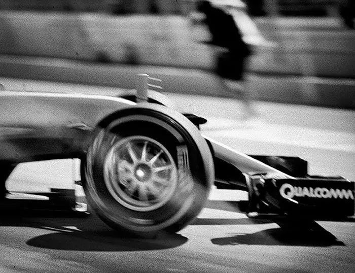 30張「104年歷史相機拍下」的F1賽車照片,沒想到那麼老舊的相機拍出來的效果無可挑剔!